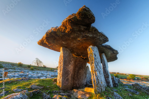 Foto: 5 000 years old Polnabrone Dolmen in Burren, Co. Clare - Ireland 5 000 years old Polnabrone Dolmen in Burren, Co. Clare - Ireland