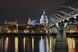 Millennium bridge und St. Pauls Kathedrale London Großbritanien