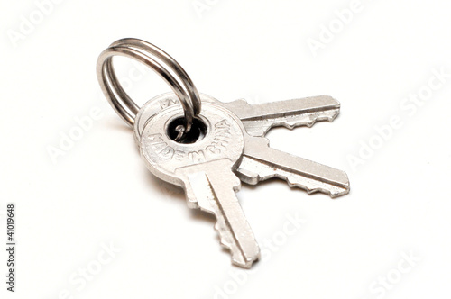 Foto: a bunch of metal keys isolated on white background a bunch of metal keys isolated on white background