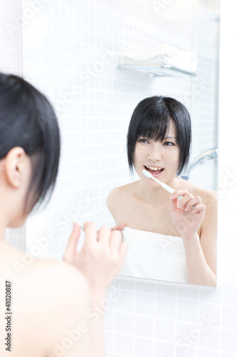 Foto: 歯を磨く女性 歯を磨く女性