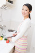 料理する女性