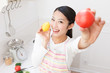 野菜を持つ女性