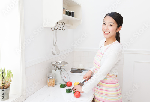 Photo: 料理する女性 料理する女性