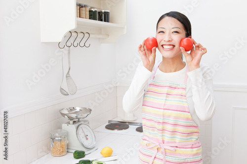 Photo: トマトを持つ女性 トマトを持つ女性