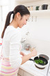 Photo: 料理する女性 料理する女性