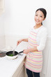 料理する女性