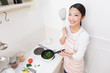 料理する女性