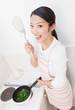 料理する女性