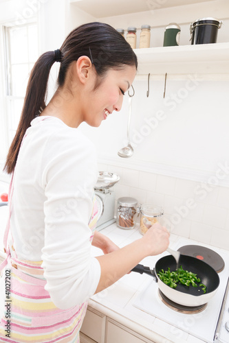 Photo: 料理する女性 料理する女性
