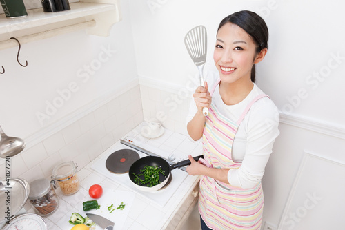 Photo: 料理する女性 料理する女性