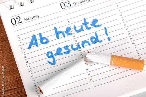 Photo: Vorsatz für das neue Jahr. Aufhören zu rauchen Vorsatz für das neue Jahr. Aufhören zu rauchen