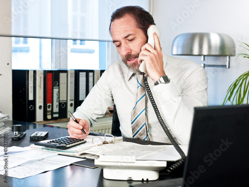 Photo: Businessmann beim telefonieren Businessmann beim telefonieren