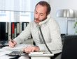 Businessmann beim telefonieren Businessmann beim telefonieren