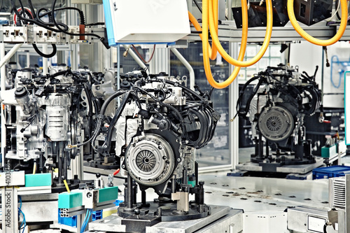 Foto: manufacturing of car engine manufacturing of car engine