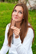 Chica comiendo chocolate mirando arriba Chica comiendo chocolate mirando arriba