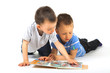 Kinder bewundern ein Buch