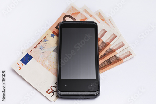 Photo: Smartphone mit 50-Euro-Scheinen Smartphone mit 50-Euro-Scheinen
