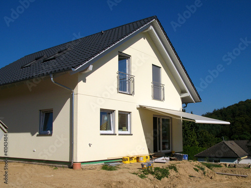 Foto: Gelbes Einfamilienhaus mit Markise Gelbes Einfamilienhaus mit Markise