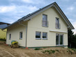 Gelbes Einfamilienhaus