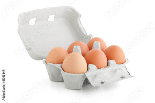 Foto: carton box with six eggs isolated on the white background carton box with six eggs isolated on the white background