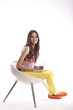 Photo en ligne au meilleur prix Full length of beautiful young girl holding laptop
