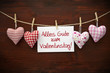4 Stoffherzen mit Karte auf Holzbrett und Valentinstag 4 Stoffherzen mit Karte auf Holzbrett und Valentinstag