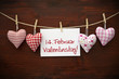 4 Stoffherzen mit Karte auf Holzbrett und Valentinstag 4 Stoffherzen mit Karte auf Holzbrett und Valentinstag