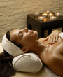 Joven mujer relajándose en un spa.