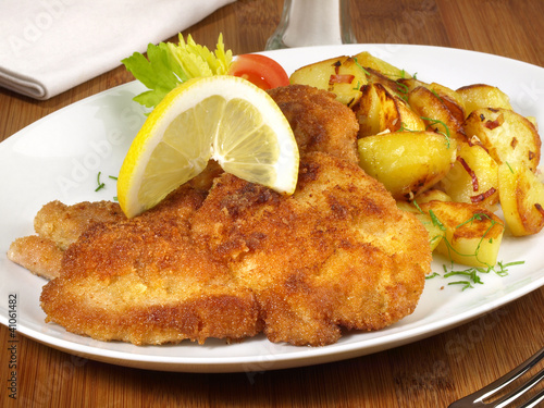 Foto: Paniertes Schnitzel mit Bratkartoffeln Paniertes Schnitzel mit Bratkartoffeln