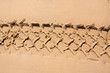 Reifenabdruck im Sand 1