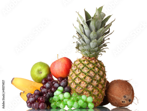 Foto: Fresh tropical fruits isolated on white Fresh tropical fruits isolated on white
