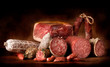 Salami e prosciutto con sfondo scuro