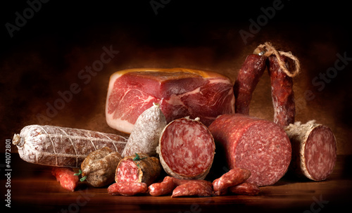 Photo: Salami e prosciutto con sfondo scuro Salami e prosciutto con sfondo scuro