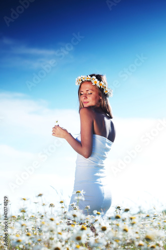 Foto: girl in dress on the daisy flowers field girl in dress on the daisy flowers field