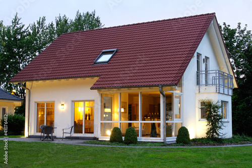 Foto: Einfamilienhaus in der Abenddämmerung Einfamilienhaus in der Abenddämmerung