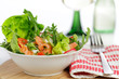 Bunter Salat mit Räucherlachs