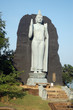 Bouddha debout sur la route de Giritale Bouddha debout sur la route de Giritale