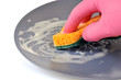 Laver une assiette