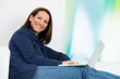 glückliche brünette frau mit ihrem laptop