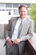 Foto: portrait of a confident mature businessman standing outside portrait of a confident mature businessman standing outside