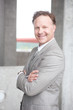 Foto: portrait of a confident mature businessman standing outside portrait of a confident mature businessman standing outside