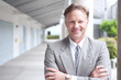 Foto: portrait of a confident mature businessman standing outside portrait of a confident mature businessman standing outside