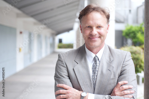 Foto: portrait of a confident mature businessman standing outside portrait of a confident mature businessman standing outside