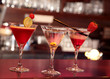 3 Cocktails in einer Bar