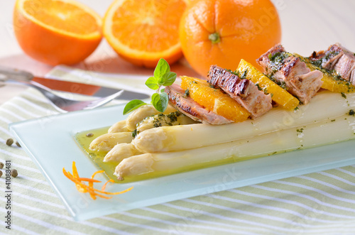 Foto: Frischer Spargel mit Filet und Orangen Frischer Spargel mit Filet und Orangen