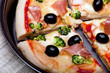Kawałki pizzy z bekonem, oliwkami i brokułami