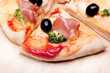 Pizza z brokułami, oliwkami i bekonem