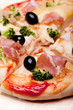 Pizza z brokułami i szynką