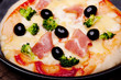 Pizza z brokułami, oliwkami i bekonem