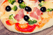 Pizza z brokułami, oliwkami i bekonem